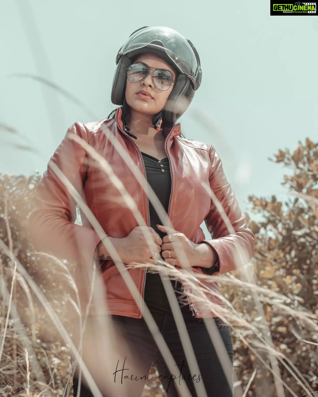 Rachitha Mahalakshmi Instagram - Wanted to post something really π₯π₯π₯π₯π₯for 1000th post ..... So here it is.... π₯π₯π₯π₯π₯π₯π₯ Making d summer more hot ππ₯π₯π₯ With my Ruddy..... π₯ποΈ @_harini_captures β€οΈβ€οΈ waiting for d next rideπ₯π₯π₯π₯π₯π₯π₯π₯