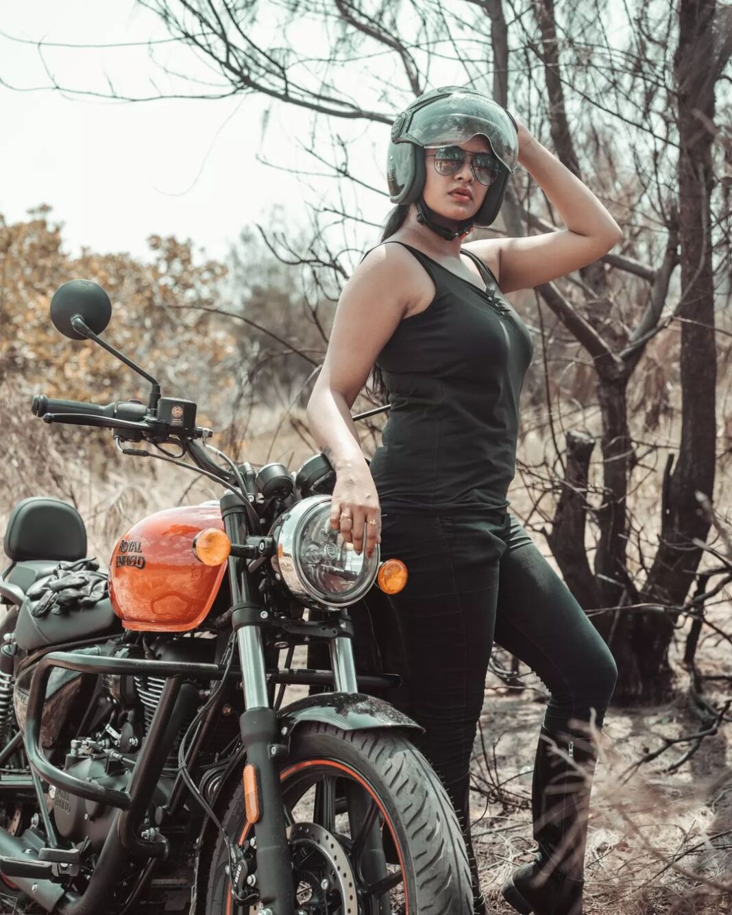 Rachitha Mahalakshmi Instagram - Wanted to post something really 🔥🔥🔥🔥🔥for 1000th post ..... So here it is.... 🔥🔥🔥🔥🔥🔥🔥 Making d summer more hot 😉🔥🔥🔥 With my Ruddy..... 🔥🏍️ @_harini_captures ❤️❤️ waiting for d next ride🔥🔥🔥🔥🔥🔥🔥🔥