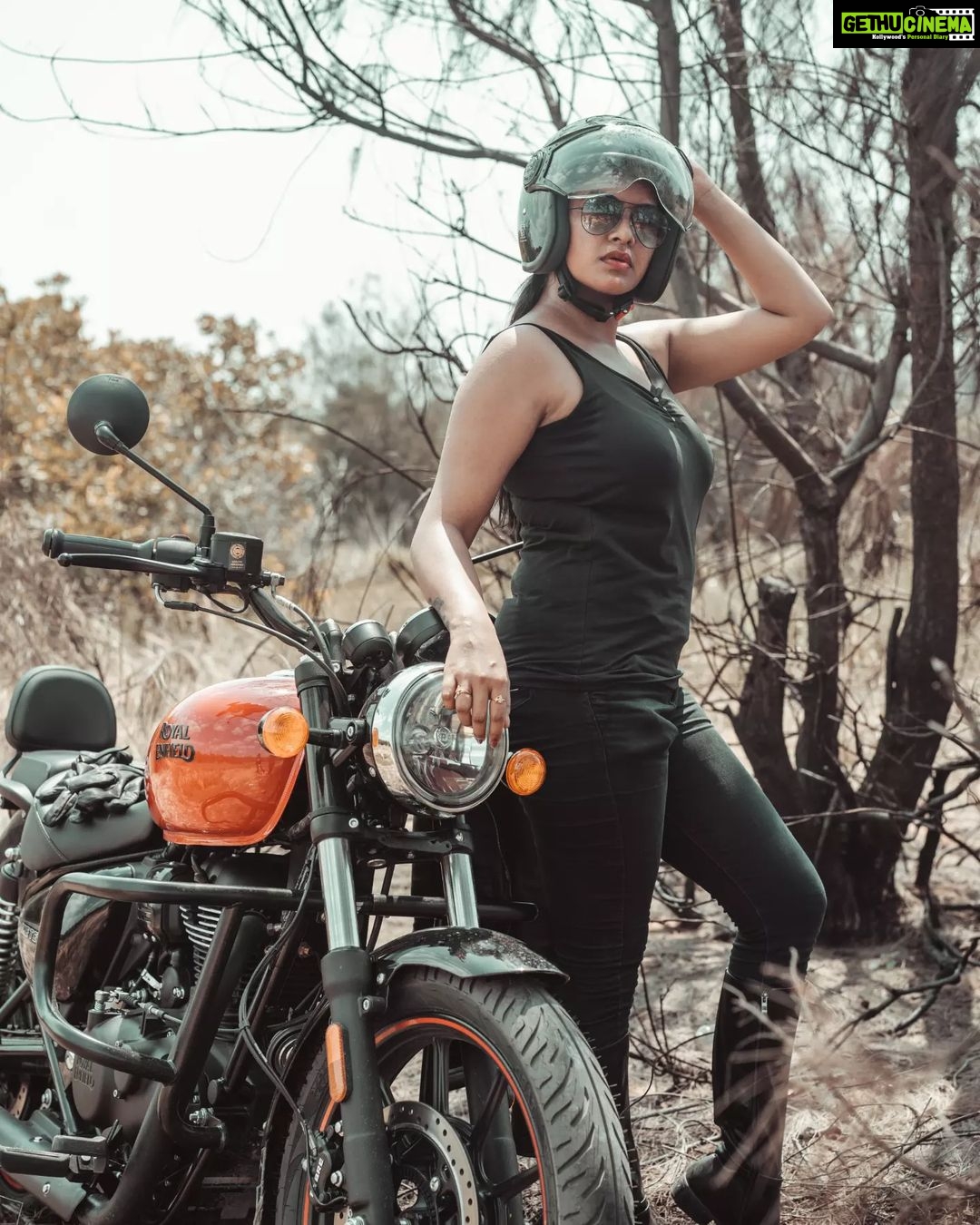 Rachitha Mahalakshmi Instagram - Wanted to post something really π₯π₯π₯π₯π₯for 1000th post ..... So here it is.... π₯π₯π₯π₯π₯π₯π₯ Making d summer more hot ππ₯π₯π₯ With my Ruddy..... π₯ποΈ @_harini_captures β€οΈβ€οΈ waiting for d next rideπ₯π₯π₯π₯π₯π₯π₯π₯