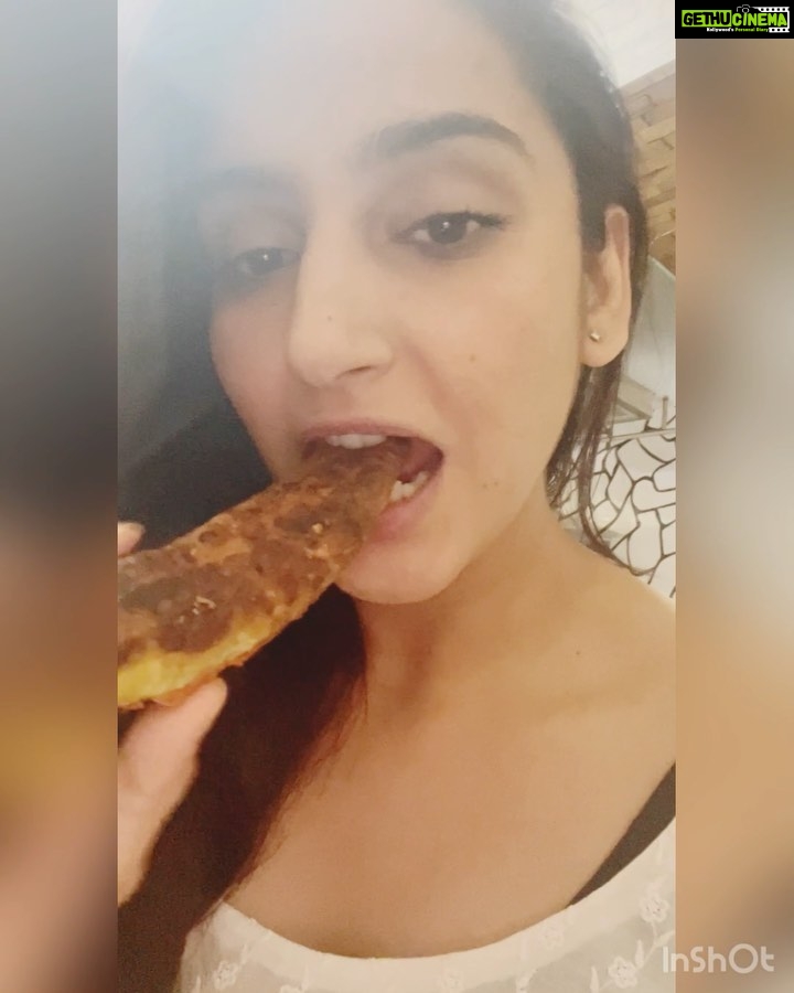 Ragini Dwivedi Instagram - RDKITCHEN KA STUFFED BHAJI We made stuffed Mirchi Bhaji in simple steps and must try guys it came out so so well ❣️a dish u can make enjoy anytime Let me know what combination you tried and how it was 👏🏾 #raginidwivedi #rdkitchen #snacks #foodblogger #foodporn #foodstagram #cooking #homecooking #loveforfood #foodvideo #trending #trendingnow #viralvideos #viral #indianfood #indiansnacks #shorteats #instagood #instagram #instamood #instafood #mukbang #mukbangvideo #letseat #love #fridayvibes #actor #influencer