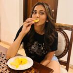 Rakul Preet Singh Instagram - Carbs ? Sugar? Keto ? No way! I am going to relish this fresh, ripe jackfruit for its goodness 😁 @munmun.ganeriwal says this summer fruit is rich in carbs but the kinds that is fibrous and loaded with nutrients. Go, get one for yourself NOW! #seasonalfruit #balanceddiet