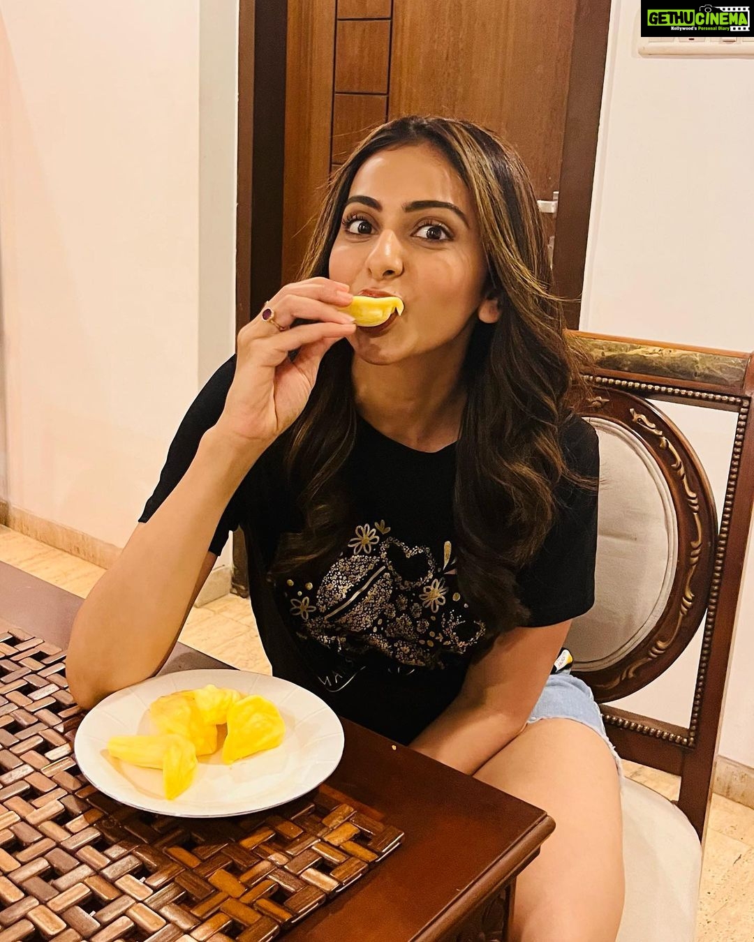 Rakul Preet Singh Instagram - Carbs ? Sugar? Keto ? No way! I am going to relish this fresh, ripe jackfruit for its goodness 😁 @munmun.ganeriwal says this summer fruit is rich in carbs but the kinds that is fibrous and loaded with nutrients. Go, get one for yourself NOW! #seasonalfruit #balanceddiet