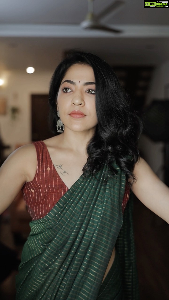 Ramya Subramanian Instagram - Not able to point my finger at one thing,but this is by far one of the best shot and my most favourite reels of all that I have shared here so far ♥️. I guess the fun had while working with a cool team reflects in beautiful work like this 💯👌🏻🙌🏻🤝😇🙏🏻. A special mention to @muthozz and @karthik_ganesh__ teamed with @prashanth_bionic for making this 👌🏻. #NotAPaidCollab 📸 - @prashanth_bionic saree - @izhai_thestore 💄- @kaviyaartistry_off 💇🏻♀️- @achusai_makeupartist