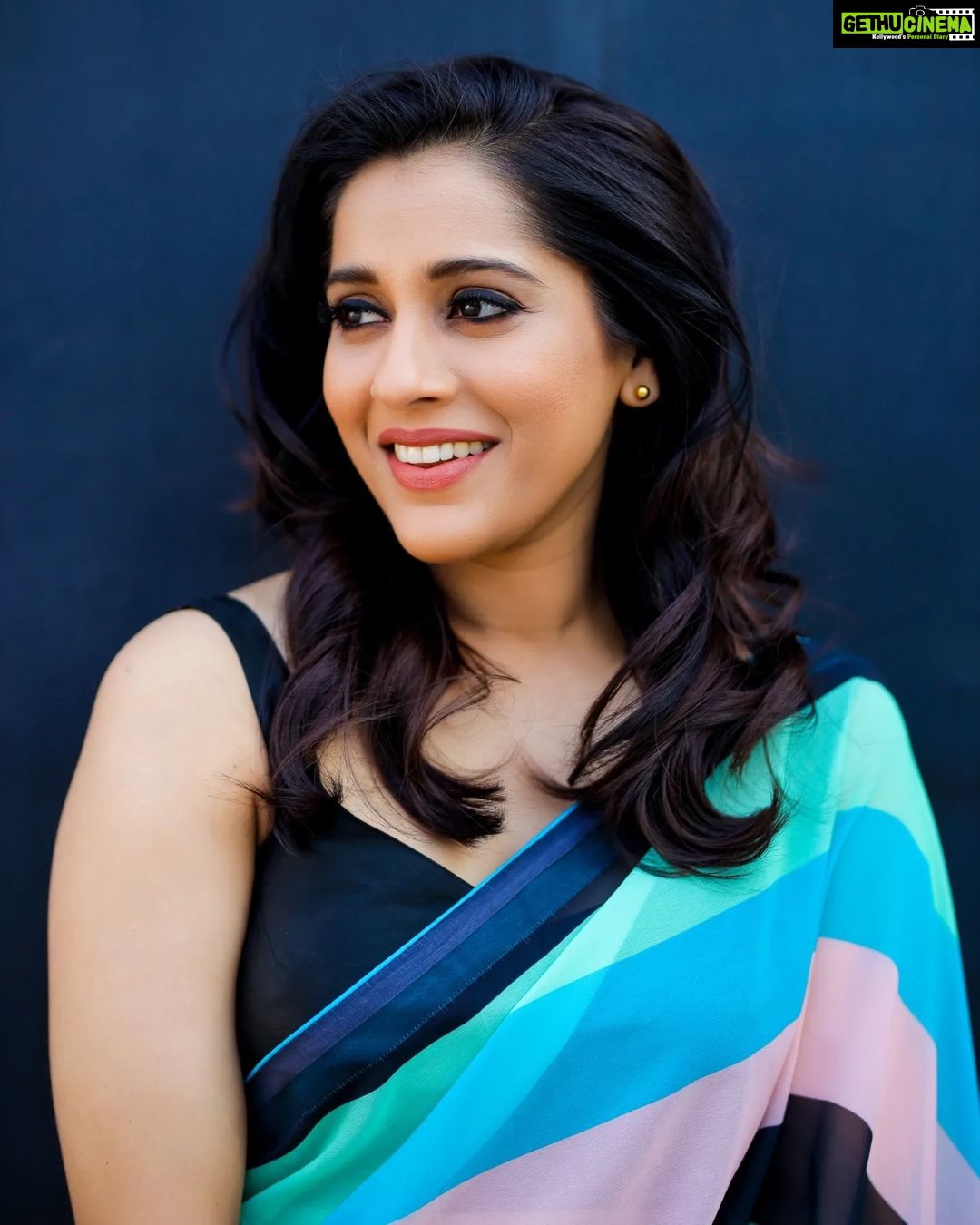 Rashmi Gautam Instagram - When work turns fun 🤩 Saree by @starrydreamsofficial P.c @ekorphotography
