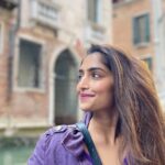 Reba Monica John Instagram – When in Venice 🌸 

Only seen and heard of this wonder through books and films. How marvellous a city with walls and corners that speak volumes and emanate so much magic! the food, the people , the long walks around the canals , just takes you back in time …like you belong to a different era. Poetic, dreamy and enchanting 🪄

P.C, VC @mehalkejriwal5 💕

#venice #whenineurope #breathtakingitaly
