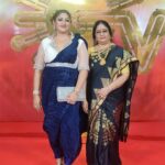 Rekha Krishnappa Instagram – Late post, #suntvawards2022 
Super fun @sairamec 
@revatheeshankar 
@iamkrishna1881 

Costumed designed by @sanjayfashion_boutique 😀😀😀

Thank you so much for making me look beautiful Jose kavi. ♥️

For beautiful designs and faster delivery go browse the page @sanjayfashion_boutique 🤟🤟✨
.
.
.
#suntv #suntvserial #suntvactress #suntvawards #desinerblouse #blousedesigns #blouses #partywear #partymakeup #partydress #blousework #blousepattern #stoneworkblouse #beautifulblouses #beautifulblouse #beautifulblousedesigns Chennai, India