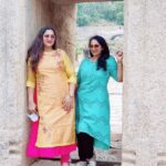 Rekha Krishnappa Instagram - Reel with sisy. @roopabhattacharjee PC: @raghav_krish . . . #sisters #instareels #reelsimstagram #chitradurga #chitradurga_fort #ᴄʜɪᴛʀᴀᴅᴜʀɢᴀ #sisterlove