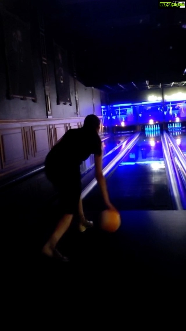 Richa Panai Instagram - Bowling in #lbd 👻🎳 #strike #backtoback #midnightbowling #bowlingfun #gamesnight #richerish