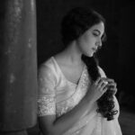 Ritu Varma Instagram - I love all things vintage and it was my dream to do a vintage shoot. So here’s me paying homage to the golden era along with this fabulous team who helped me pull it off 🤍 Photography @anitakamaraj Styling @beingroofa Saree @elegant_fashion_way MUA @abhiramisivakumar Hair @saisubha_hairstylist