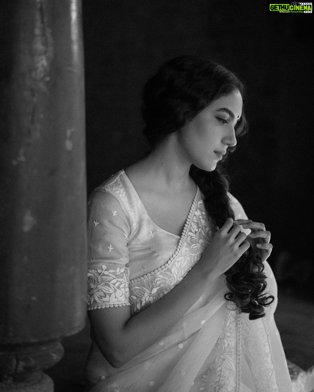 Ritu Varma Instagram - I love all things vintage and it was my dream to do a vintage shoot. So here’s me paying homage to the golden era along with this fabulous team who helped me pull it off 🤍 Photography @anitakamaraj Styling @beingroofa Saree @elegant_fashion_way MUA @abhiramisivakumar Hair @saisubha_hairstylist