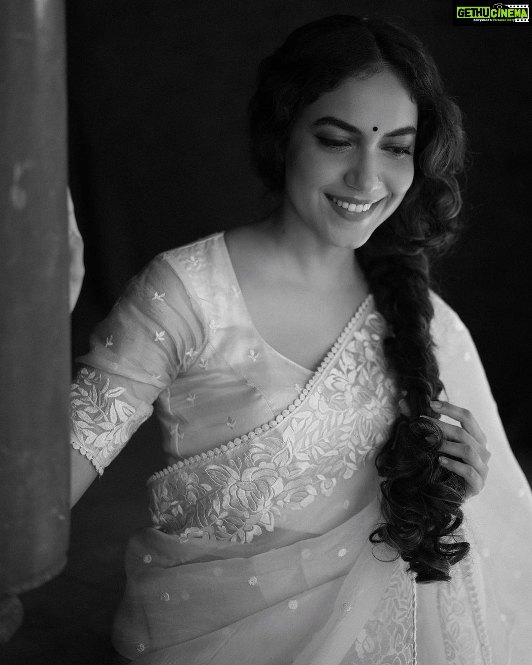 Ritu Varma Instagram - I love all things vintage and it was my dream to do a vintage shoot. So here’s me paying homage to the golden era along with this fabulous team who helped me pull it off 🤍 Photography @anitakamaraj Styling @beingroofa Saree @elegant_fashion_way MUA @abhiramisivakumar Hair @saisubha_hairstylist