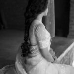 Ritu Varma Instagram - I love all things vintage and it was my dream to do a vintage shoot. So here’s me paying homage to the golden era along with this fabulous team who helped me pull it off 🤍 Photography @anitakamaraj Styling @beingroofa Saree @elegant_fashion_way MUA @abhiramisivakumar Hair @saisubha_hairstylist
