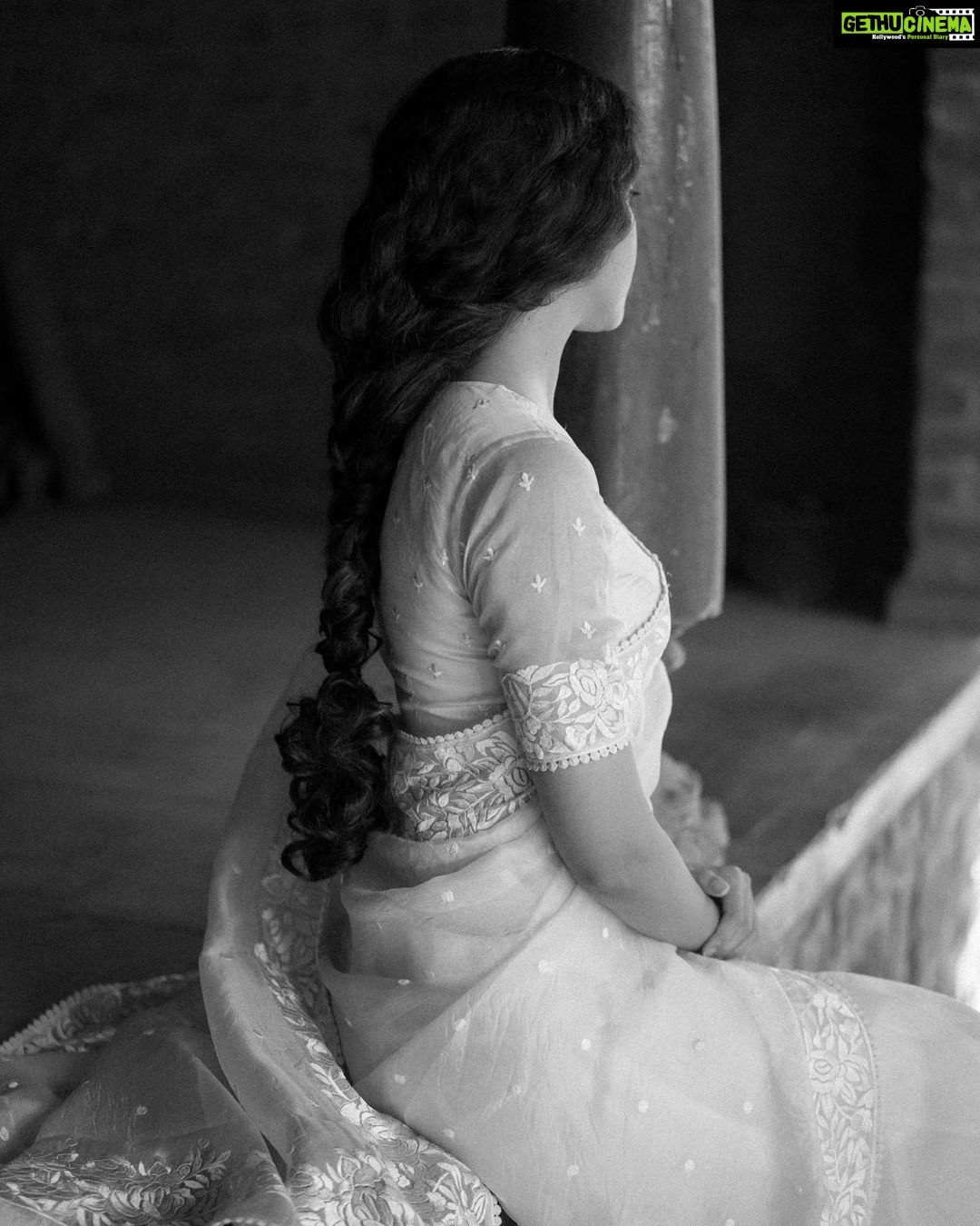Ritu Varma Instagram - I love all things vintage and it was my dream to do a vintage shoot. So here’s me paying homage to the golden era along with this fabulous team who helped me pull it off 🤍 Photography @anitakamaraj Styling @beingroofa Saree @elegant_fashion_way MUA @abhiramisivakumar Hair @saisubha_hairstylist