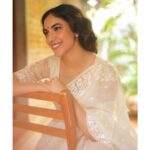 Ritu Varma Instagram - अभी ना जाओ छोड़कर के दिल अभी भरा नहीं 🌹 @anitakamaraj @beingroofa @elegant_fashion_way @abhiramisivakumar @saisubha_hairstylist