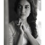 Ritu Varma Instagram - 🖤🤍 @anitakamaraj @beingroofa @elegant_fashion_way @abhiramisivakumar @saisubha_hairstylist