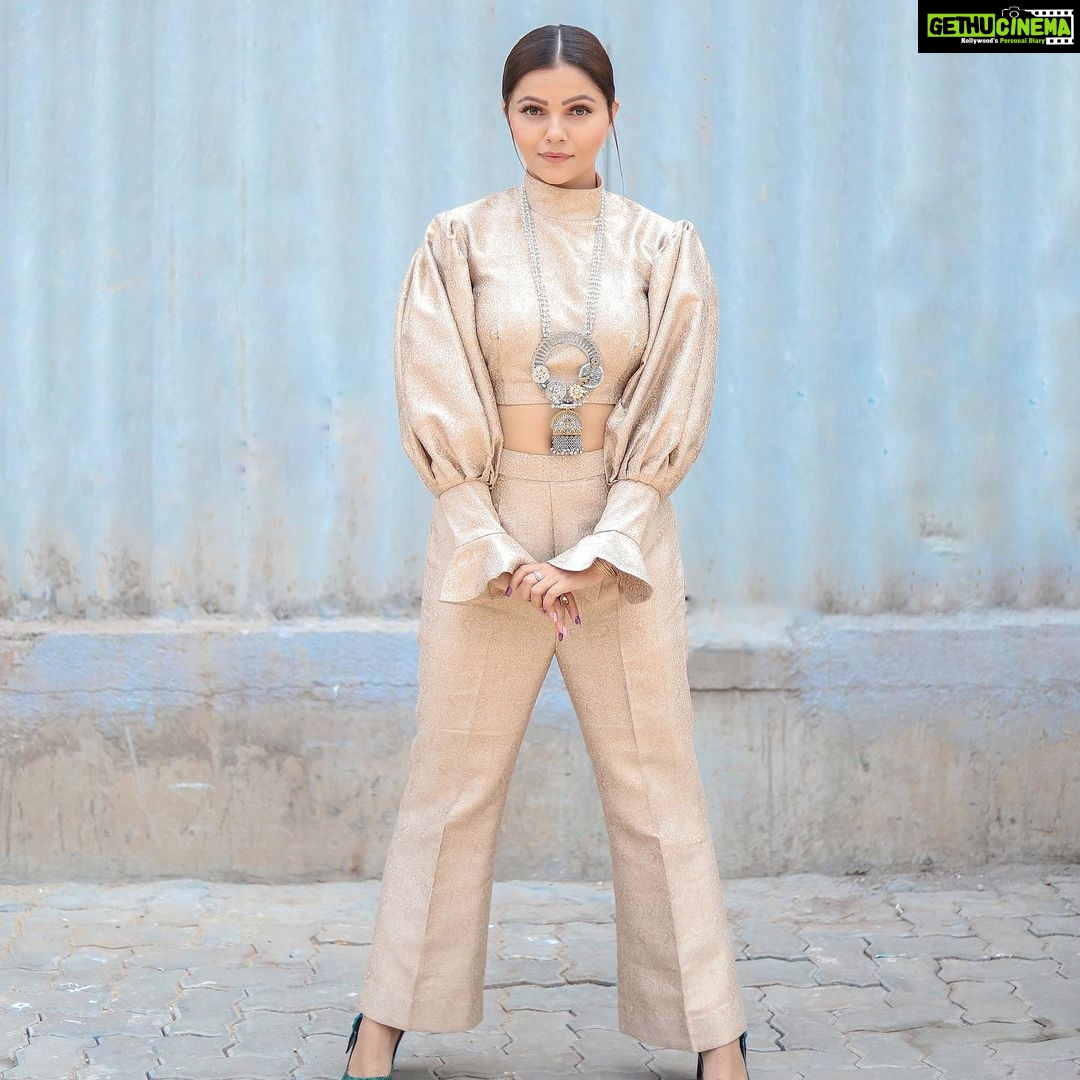 Rubina Dilaik Instagram - The Gold , The glitter…… . . . . Shot by : @the_pixeleyes Styled by: @ashnaamakhijani @styledbyashna Outfit: @ggofficial.18 Jewellery: @muskaan_designer_jewellery
