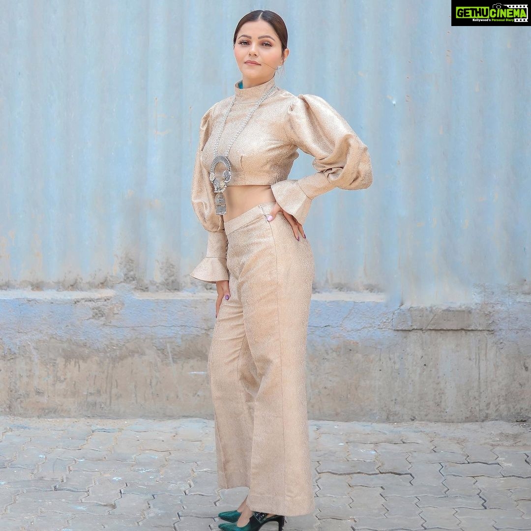 Rubina Dilaik Instagram - The Gold , The glitter…… . . . . Shot by : @the_pixeleyes Styled by: @ashnaamakhijani @styledbyashna Outfit: @ggofficial.18 Jewellery: @muskaan_designer_jewellery