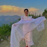Rubina Dilaik Instagram - Shant vatavaran, shudh hawa… aisa hai mera gaon …… . . . . Styled by: @ashnaamakhijani @styledbyashna Outfit: @narayaniadukia चौपाल, शिमला, हिमाचल प्रदेश