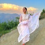 Rubina Dilaik Instagram - Shant vatavaran, shudh hawa… aisa hai mera gaon …… . . . . Styled by: @ashnaamakhijani @styledbyashna Outfit: @narayaniadukia चौपाल, शिमला, हिमाचल प्रदेश