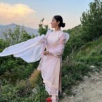 Rubina Dilaik Instagram - Shant vatavaran, shudh hawa… aisa hai mera gaon …… . . . . Styled by: @ashnaamakhijani @styledbyashna Outfit: @narayaniadukia चौपाल, शिमला, हिमाचल प्रदेश