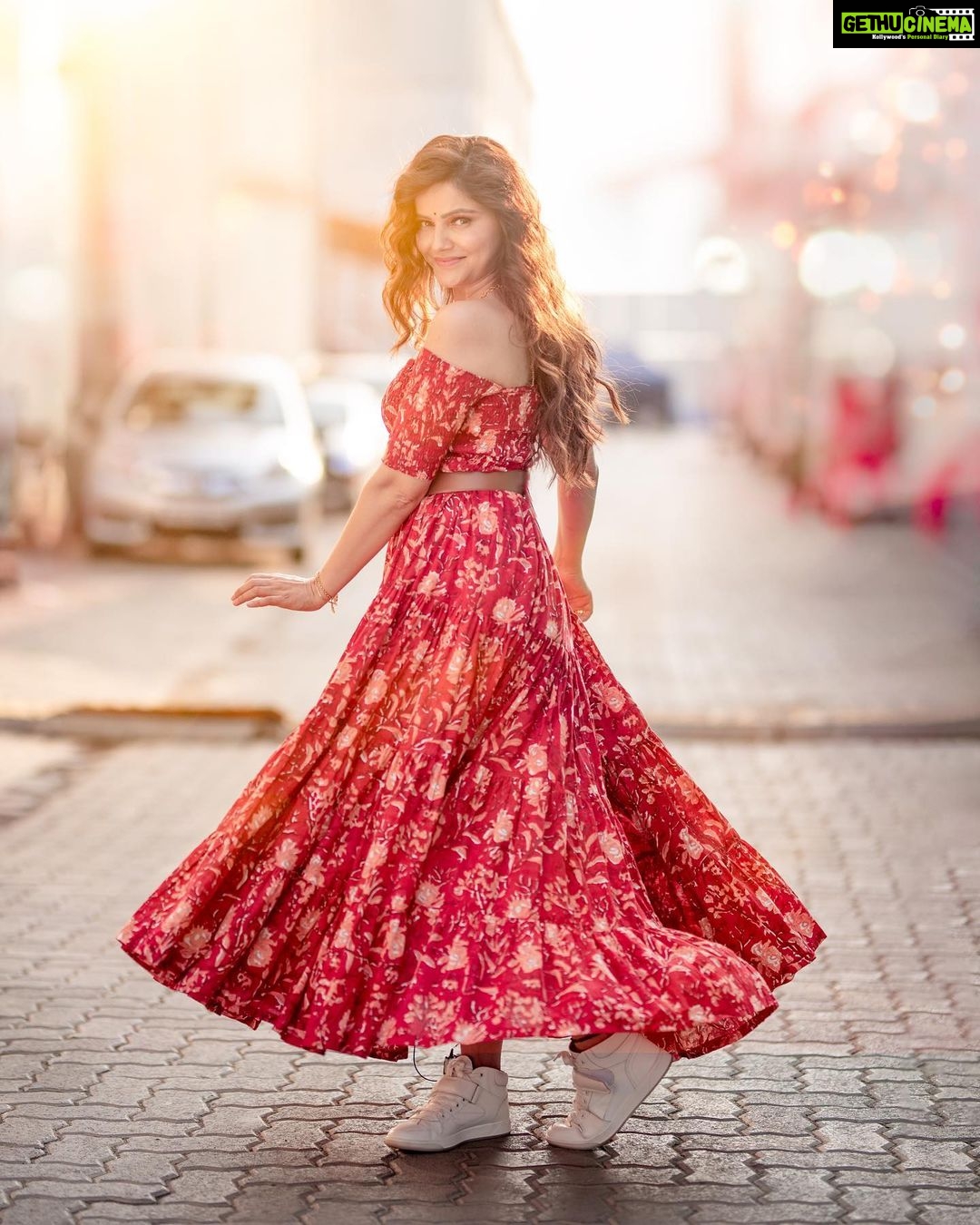 Rubina Dilaik Instagram - Strawberry 🍓 please . . . . . Shot by : @propixer Styled by: @ashnaamakhijani @styledbyashna Outfit: @aachho Jewellery: @ethnicandaz Hair by : @sunny_hairr Assisted by : @jiggs_zala