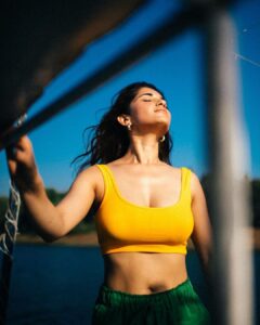 Ruhani Sharma Instagram - 🍁 . . . . . . 📸 @bharat_rawail MUH @makeuphairbyrahul Location @anchaviyo Anchaviyo