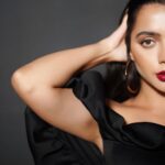 Ruhi Singh Instagram - To the moon Hmua @nikksmakeupartist