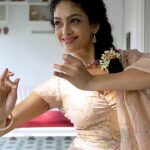 Rukmini Vijayakumar Instagram - Loving this song! I danced to the Telugu version of this song but couldn’t find it on reels…. But this has the same meaning I think 😊 Video @yash #bharatanatyam #dance #indianclassicaldancer #krishna #yashoda