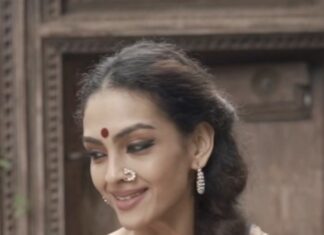 Rukmini Vijayakumar Instagram - “Will Shiva perhaps turn and look back at me?” , she asked herself. “Will he walk down this street?” The anticipation of a young girl in love is beautifully expressed in the lyrics of this song. “Teruvil Vaarano”. In Bharatanatyam , we use the lyrics as a guiding light, but add layers of subtext and emotion. It is not ‘mime’ . We don’t literally represent the lyrics but follow an interpretation of the emotional journey of a character. Though the literal meaning of the lyrics is as I have written above…. In this video excerpt… this is what the character is saying - thinking- “When he turns, will the snake around his neck also turn and look at me? Oh my god! That would be incredible… ” Each time the lyrics repeat we emote the subtext… this seems simple enough …. But it also needs to follow a lot of rules. Rhythm, aesthetic, etc The subtext also cannot be so far removed from the lyrics that they do not connect …. 🙂 If you’d all like a few more of these informative excerpts… please comment below and I’ll share some more. 😊 Full video on my YouTube channel. “Raadha kalpa” Music : @sikkilgurucharan @anilsrinivasan Video : @vivianambrose #dance #bharatanatyam #education #raadhakalpa #indianculture #tradition #classicalindiandance