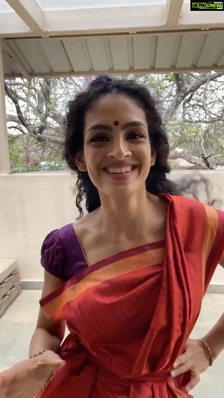 Rukmini Vijayakumar Instagram - Yes this is me as well! I never post videos of me doing any random fun dancing - I only ever share Bharatanatyam videos and sometimes a little classical based movement to a few film songs. The truth is that I like all dance. I might not be as good or as skilled with other types of dance but I’m a true dance junkie …. I’ll try any kind of movement form … and all of it excites me. Bharatanatyam is a kin to my inner being, my first language. I respect, revere and will continue to try to be better everyday. But that doesn’t mean I don’t like or enjoy other movement forms…. I’m not really doing anything here… just messing around before I changed…. But have a joyous weekend everyone! And hope you find some time to let loose !!! ❤️❤️❤️ First time @vivianambrose has seen me like this in a saree 😂🤣😂 #justdance #dancelove #freedom #open #joy