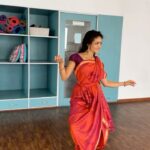 Rukmini Vijayakumar Instagram - Just dancing around while shooting for @theraadhakalpamethod online program 😊 Took a break and improvised to this. These dance reels that you see are usually never choreographed. I play the music and dance… that’s about it 😊 So I have no idea what I’ve danced once it’s done. Video @vivianambrose Saree @sundari_silks #bharatanatyam #justdance #indiandancer #classicalindian #bharatanatyam #bharatnatyam LshVa