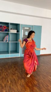 Rukmini Vijayakumar Instagram - Just dancing around while shooting for @theraadhakalpamethod online program 😊 

Took a break and improvised to this. These dance reels that you see are usually never choreographed. I play the music and dance… that’s about it 😊

So I have no idea what I’ve danced once it’s done. 

Video @vivianambrose 
Saree @sundari_silks 

#bharatanatyam #justdance #indiandancer #classicalindian #bharatanatyam #bharatnatyam
