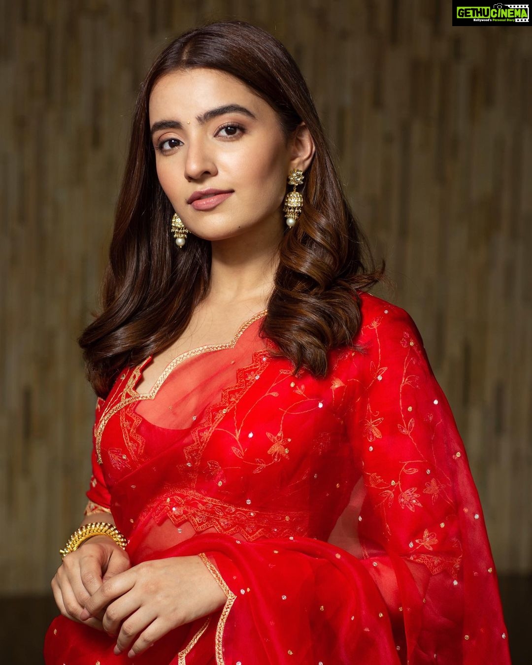 Rukshar Dhillon Instagram - Can’t thank you guys enough for the lovely response to the trailer of #AVAK Madhavi looks forward to see you all in theatres on 6th May♥️🌸 #AshokaVanamLoArjunaKalyanam Styled by- @meghanaalluri @shefalideora_ Wearing- @kavithaguttaofficial Jewellery- @akoyajewels Make up- @makeupbykashmira_ Hair- @seena_hair143 Photographer- @vincentkingstudios