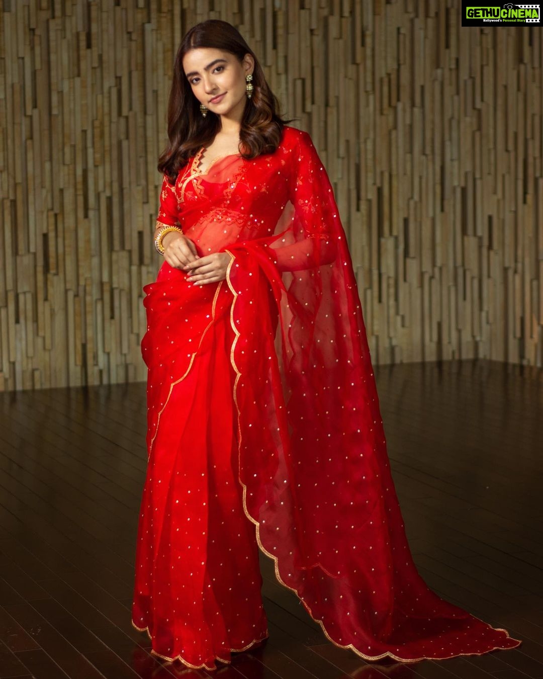 Rukshar Dhillon Instagram - Can’t thank you guys enough for the lovely response to the trailer of #AVAK Madhavi looks forward to see you all in theatres on 6th May♥️🌸 #AshokaVanamLoArjunaKalyanam Styled by- @meghanaalluri @shefalideora_ Wearing- @kavithaguttaofficial Jewellery- @akoyajewels Make up- @makeupbykashmira_ Hair- @seena_hair143 Photographer- @vincentkingstudios