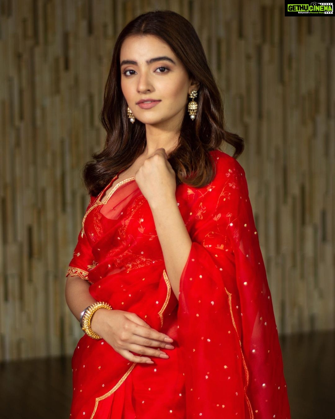 Rukshar Dhillon Instagram - Can’t thank you guys enough for the lovely response to the trailer of #AVAK Madhavi looks forward to see you all in theatres on 6th May♥️🌸 #AshokaVanamLoArjunaKalyanam Styled by- @meghanaalluri @shefalideora_ Wearing- @kavithaguttaofficial Jewellery- @akoyajewels Make up- @makeupbykashmira_ Hair- @seena_hair143 Photographer- @vincentkingstudios