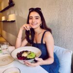 Rukshar Dhillon Instagram - Love at first bite🥰♥️ #itsthelittlethingsinlife #goodfood #goodmood