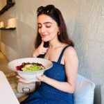 Rukshar Dhillon Instagram - Love at first bite🥰♥️ #itsthelittlethingsinlife #goodfood #goodmood