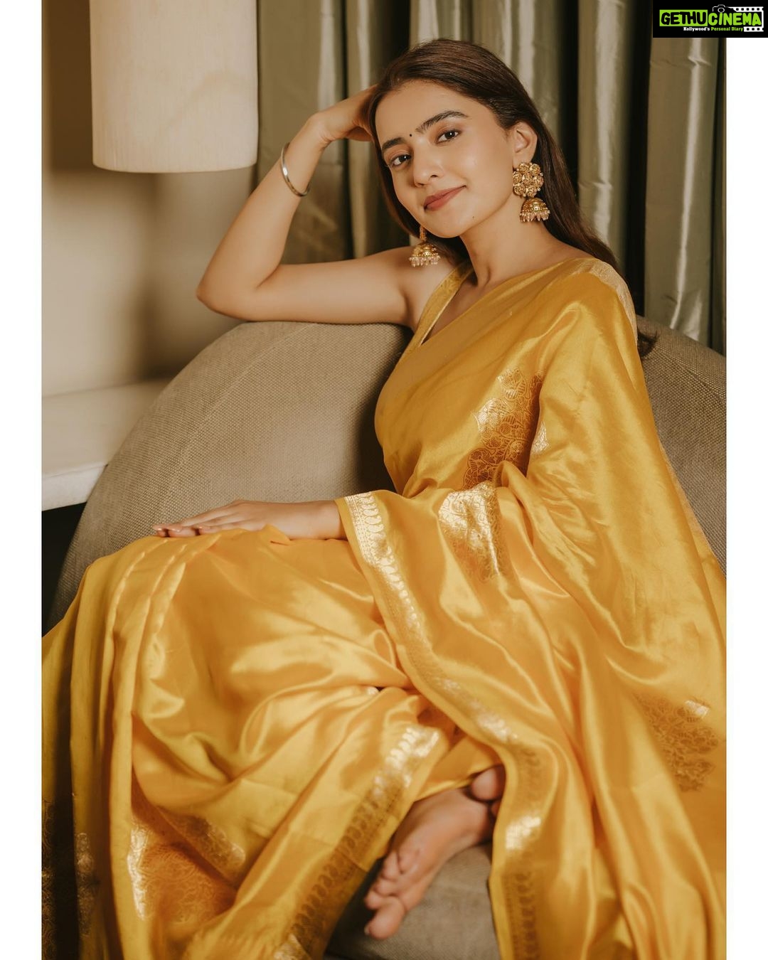 Rukshar Dhillon Instagram - Me waiting for 6th May be like🥰💛 #AshokaVanamLoArjunaKalyanam Promotions! Styled by- @meghanaalluri @shefalideora_ Assisted by- @bhargavikallam Make up by - @makeupbysheffali Hair by- @seena_hair143 Photographer- @_anupphotography #AVAK #RuksharDhillon