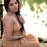 Sakshi Agarwal Instagram - 💫SURREAL💫 . Mua n hair @murugeshmakeup_hair Sareedraping @farhaa_makeupartist Costume @ibhuvana.store Jewelry @chennai_jazz Photography @sathyaphotography3 @teamaimpro . #sandalwoodsaree #kollywoodactress #sakshiagarwal #lakeview #beautyphotography #sakshiagarwalsaree #biggbosstamil #biggboss #oxidisedjewellery #prettyearrings #sareelove #instalove #gardenaesthetic #beautyaesthetic Chennai, India