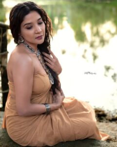 Sakshi Agarwal Instagram - 💫SURREAL💫
.

Mua n hair @murugeshmakeup_hair
Sareedraping @farhaa_makeupartist
Costume @ibhuvana.store
Jewelry @chennai_jazz
Photography @sathyaphotography3
@teamaimpro 
.
#sandalwoodsaree #kollywoodactress #sakshiagarwal #lakeview #beautyphotography #sakshiagarwalsaree #biggbosstamil #biggboss #oxidisedjewellery #prettyearrings #sareelove #instalove #gardenaesthetic #beautyaesthetic