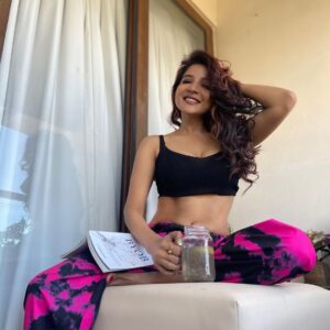 Sakshi Agarwal Instagram - Stay HYDRATED🧊
.
#lifestyle #fashion #sakshiagarwal #chiaseeds #hydratedskin #hydrate #summervibes