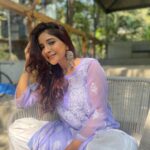 Sakshi Agarwal Instagram - Good Morning☀️💜 . #lucknowi #chikankari #coffeeshop #jhumkas #chikankarikurta #punjabikudi #goldenhour Chennai, India