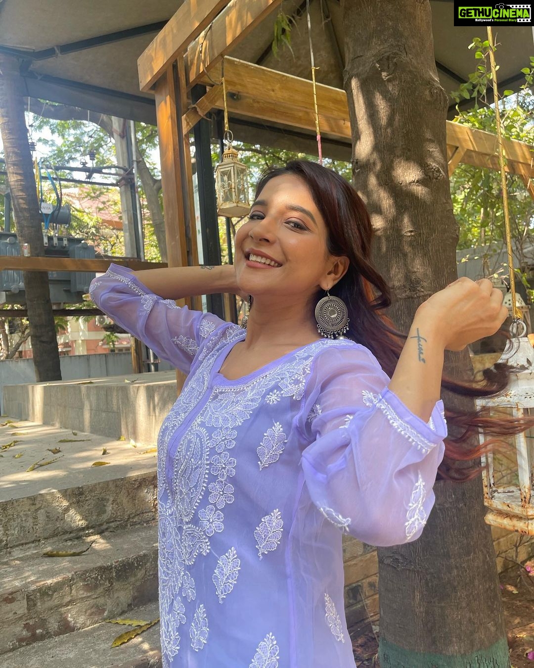 Sakshi Agarwal Instagram - Good Morning☀️💜 . #lucknowi #chikankari #coffeeshop #jhumkas #chikankarikurta #punjabikudi #goldenhour Chennai, India
