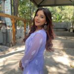 Sakshi Agarwal Instagram - Good Morning☀️💜 . #lucknowi #chikankari #coffeeshop #jhumkas #chikankarikurta #punjabikudi #goldenhour Chennai, India