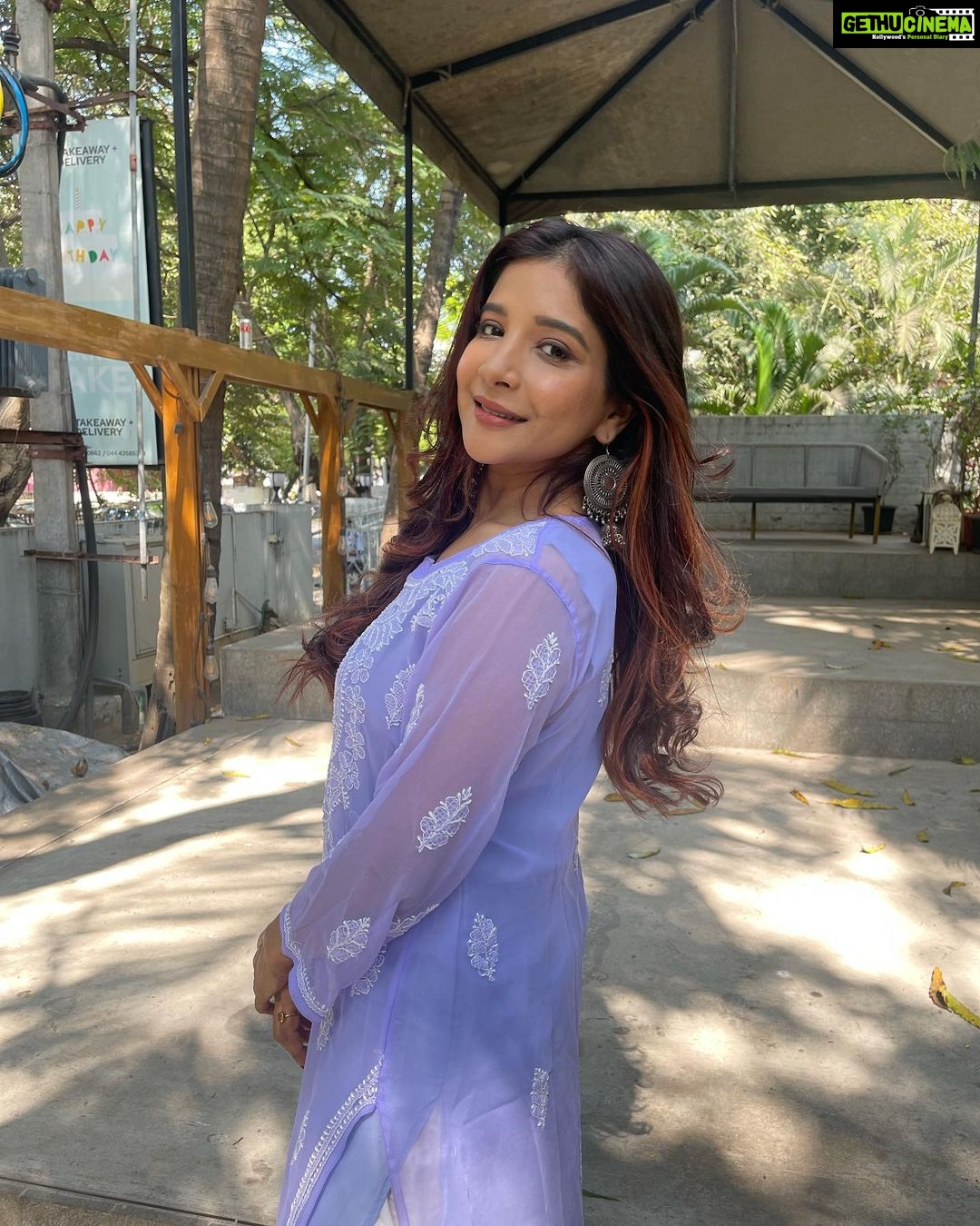 Sakshi Agarwal Instagram - Good Morning☀️💜 . #lucknowi #chikankari #coffeeshop #jhumkas #chikankarikurta #punjabikudi #goldenhour Chennai, India