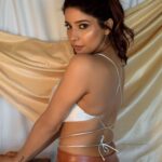 Sakshi Agarwal Instagram - Just being ME❤️ . Photographer - @irst_photography hmua - @lakshana_designer_studio styling - @samikshx . #sakshiagarwal #lifestyle #fashion #kollywood #biggbossultimate #biggboss #leatherpants #haltertop Chennai, India