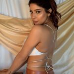 Sakshi Agarwal Instagram - Just being ME❤️ . Photographer - @irst_photography hmua - @lakshana_designer_studio styling - @samikshx . #sakshiagarwal #lifestyle #fashion #kollywood #biggbossultimate #biggboss #leatherpants #haltertop Chennai, India