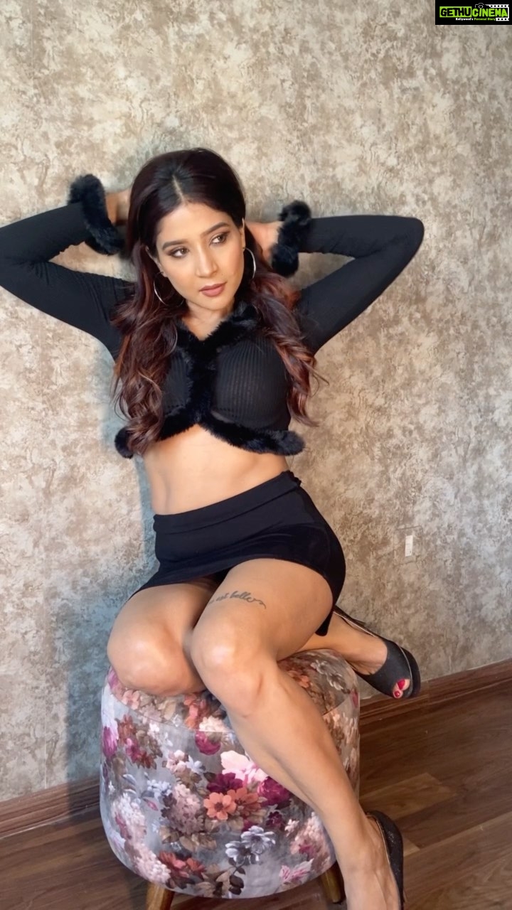Sakshi Agarwal Instagram - Guess what I am saying in the end🖤 Whoever guesses it right- gets a gift❤️ . #geelitreelit #instagramreels #reelsinstagram #fashion #lifestyle #chilling #instastyle #instafashion #blackandblack #trending #trendingreels #trendingstyle #viralvideos #viralreels #sakshiagarwal #sakshiagarwal