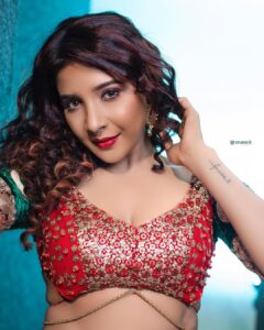 Sakshi Agarwal Instagram - When “ooh solriya mama” happens for @vijaytelevision #vijaytelevision #vijaytelevisionawards 
.
@stephinlalanofficial 
@studio_d_weddings 
@dhiya_makeoverartistry 
@sunilkarthik_sk 
.
#televisionawards #danceperformance #vijayteleawards #sakshiagarwal #biggbosstamil