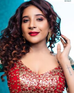 Sakshi Agarwal Instagram - When “ooh solriya mama” happens for @vijaytelevision #vijaytelevision #vijaytelevisionawards 
.
@stephinlalanofficial 
@studio_d_weddings 
@dhiya_makeoverartistry 
@sunilkarthik_sk 
.
#televisionawards #danceperformance #vijayteleawards #sakshiagarwal #biggbosstamil